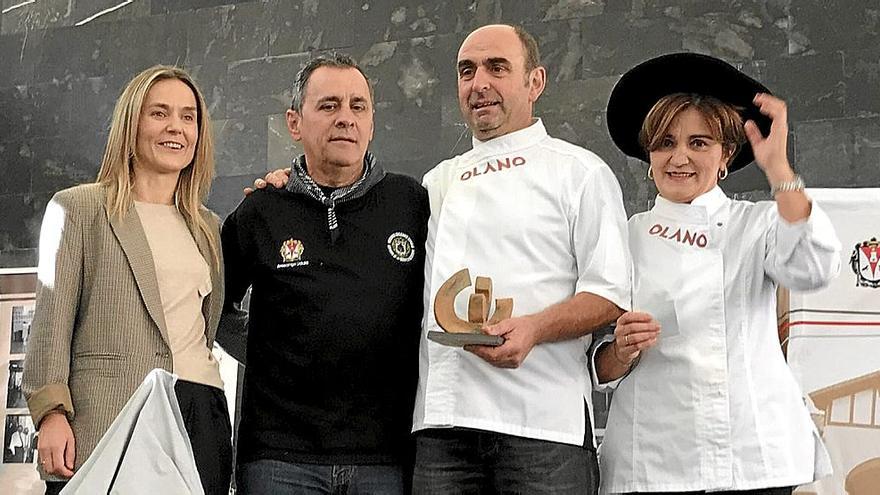 Los ganadores, junto a la alcaldesa Leire Artola y Martin Urkiola, presidente de la Cofradía de la Morcilla.