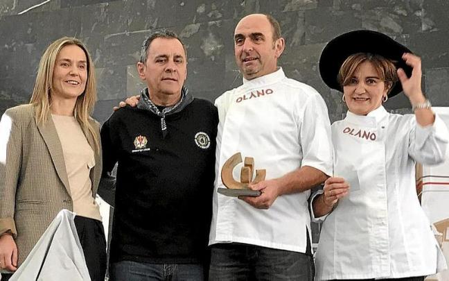 Los ganadores, junto a la alcaldesa Leire Artola y Martin Urkiola, presidente de la Cofrad&iacute;a de la Morcilla.