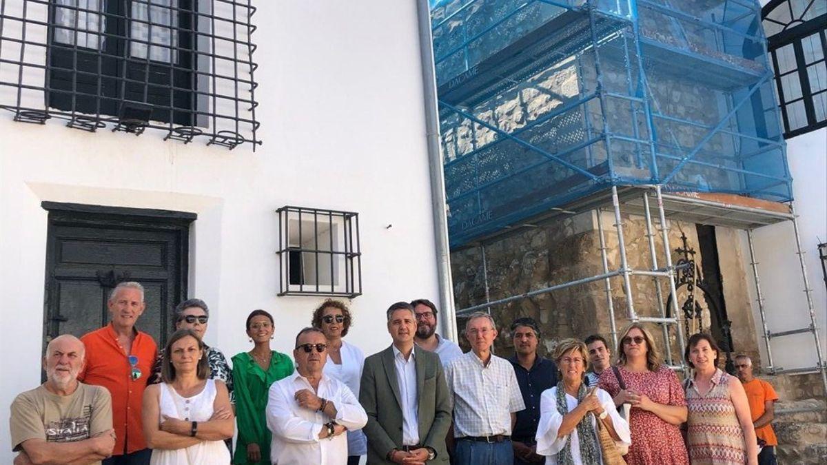 Las autoridades y los técnicos posaron juntos tras la visita al castillo