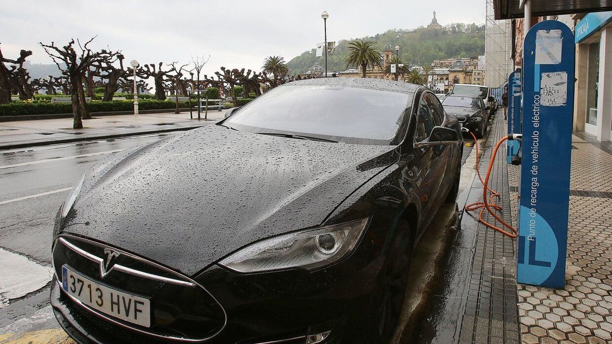 Un Tesla recarga su batería en Donostia.