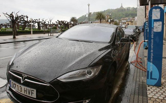 Un Tesla recarga su batería en Donostia. Un Tesla recarga su batería en Donostia.