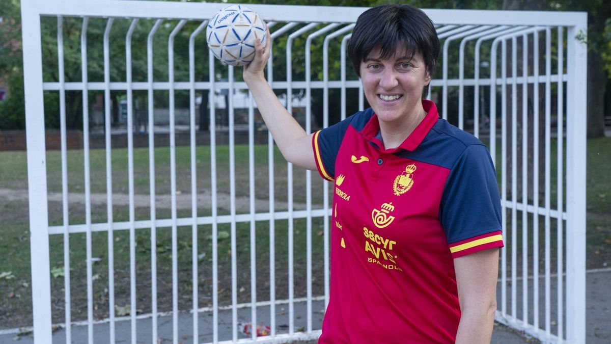 Rakel Varela posa para la entrevista concedida a este periódico en una cancha vitoriana. Foto: Alex Larretxi