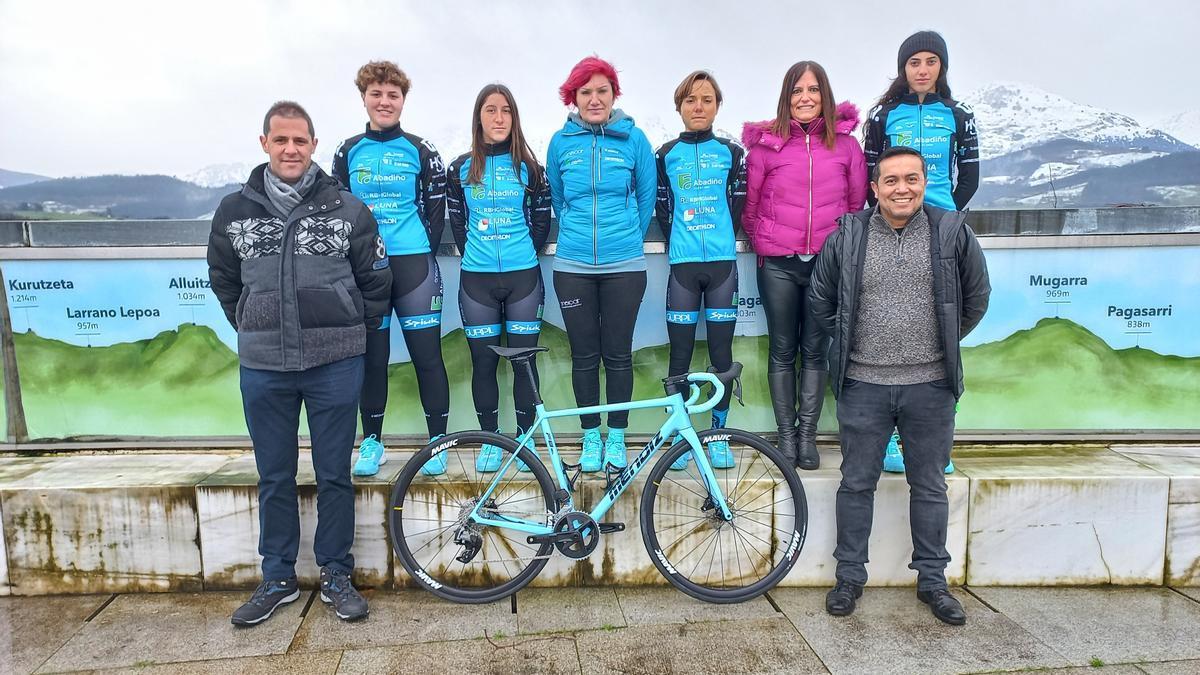 La presentación del equipo ciclista tuvo lugar el jueves en la campa foral de Gerediaga.