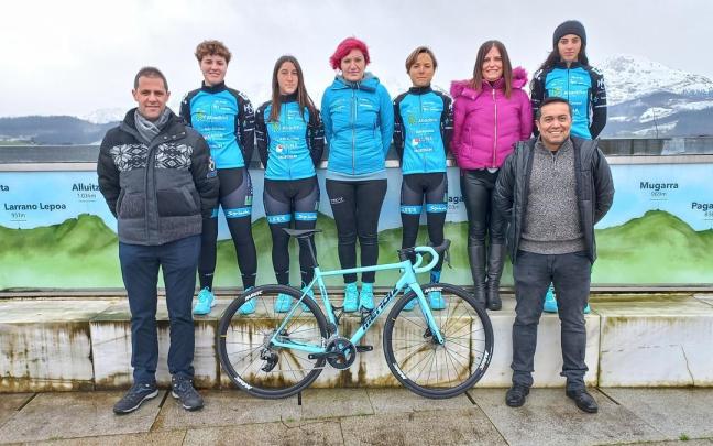 La presentación del equipo ciclista tuvo lugar el jueves en la campa foral de Gerediaga. La presentación del equipo ciclista tuvo lugar el jueves en la campa foral de Gerediaga.
