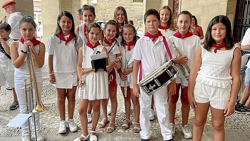 La banda txiki de Lodosa amenizó la mañana con un pasacalles.
