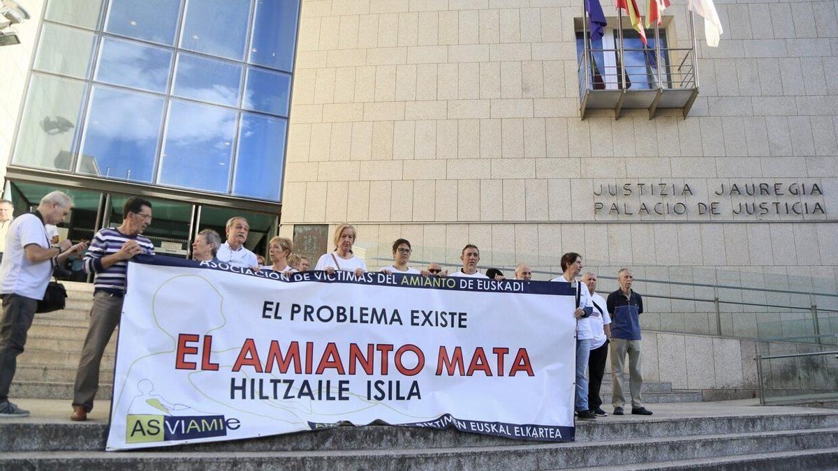 Integrantes de Asviamie se concentran frente a los juzgados de Donostia.