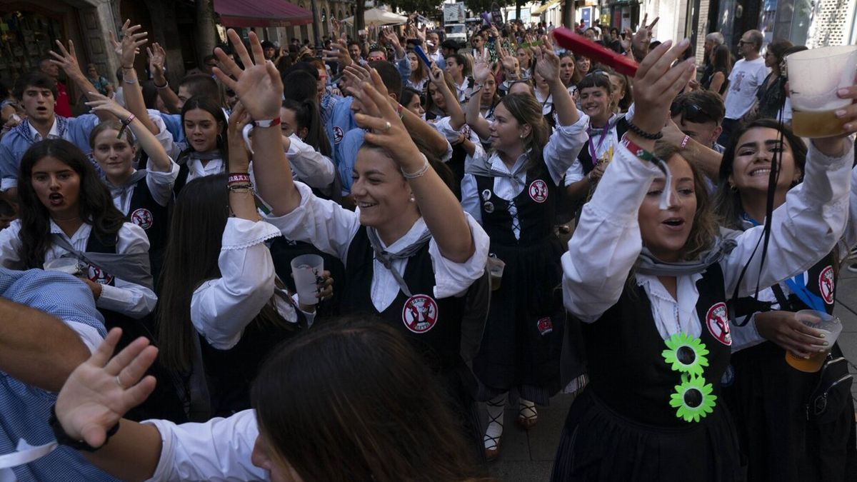 Neskas y blusas se han encargado de volver a animar las calles de Gasteiz en el pase&iacute;llo de ida