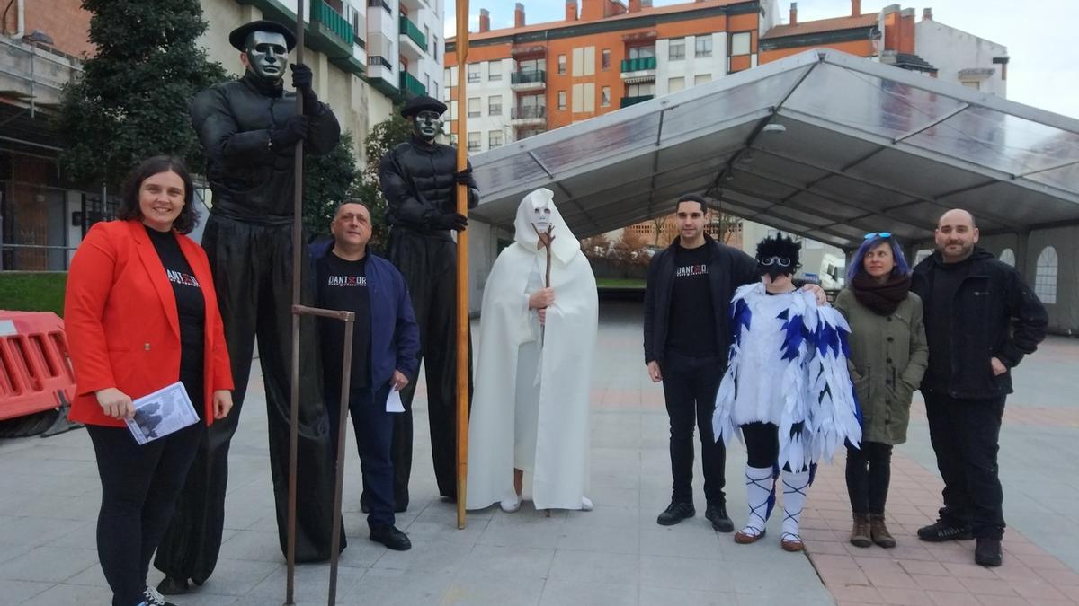Aitziber Oliban y Juan Miguel Luque, con más miembros de Trabudu, ayer.