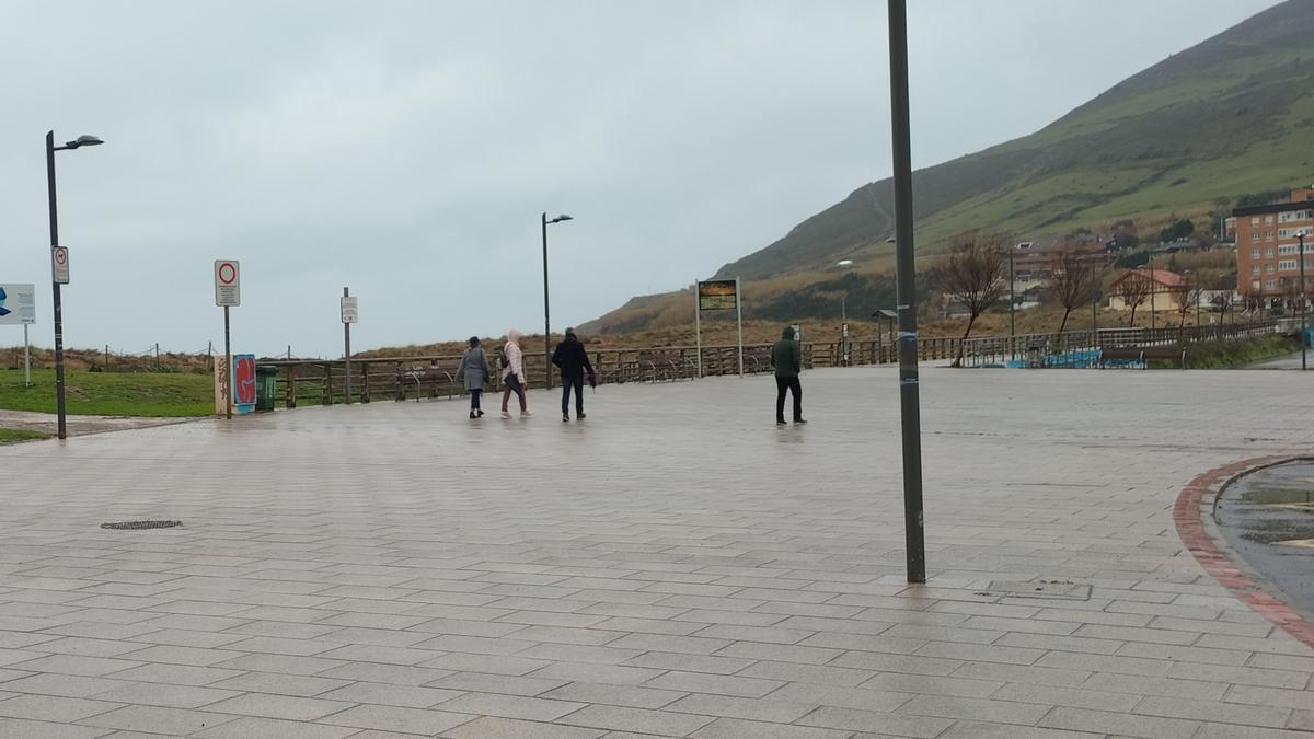 Imagen de las casetas de la playa de La Arena donde se sitúan los baños y duchas de la zona de Muskiz, además de los socorristas, que serán demolidas por Costas.