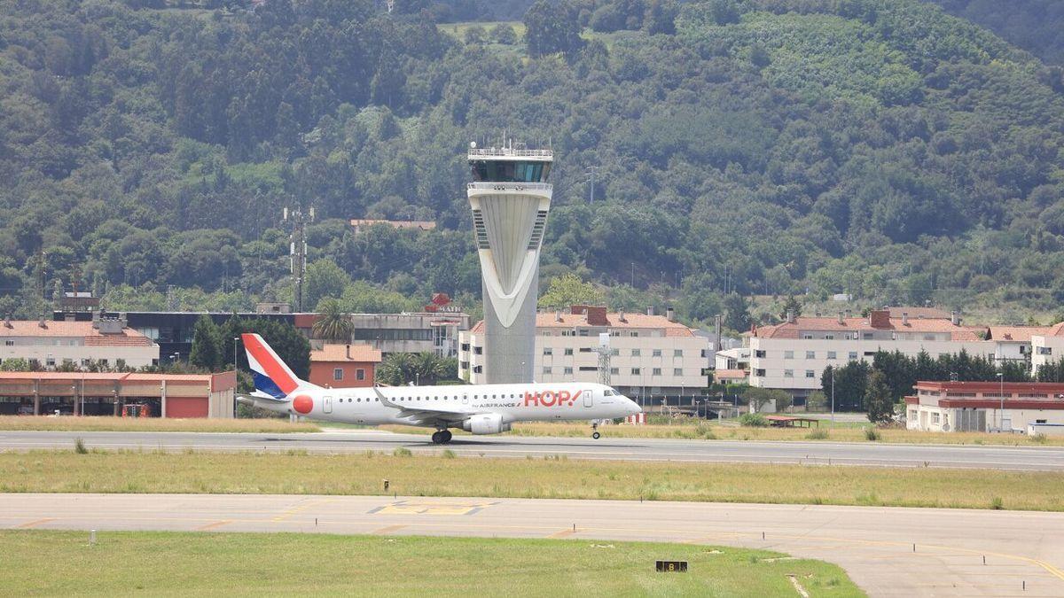 Un avión se dispone a despegar desde el aeropuerto de Bilbao