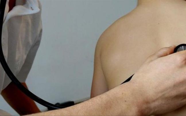 Un ni&ntilde;o en la consulta del m&eacute;dico.