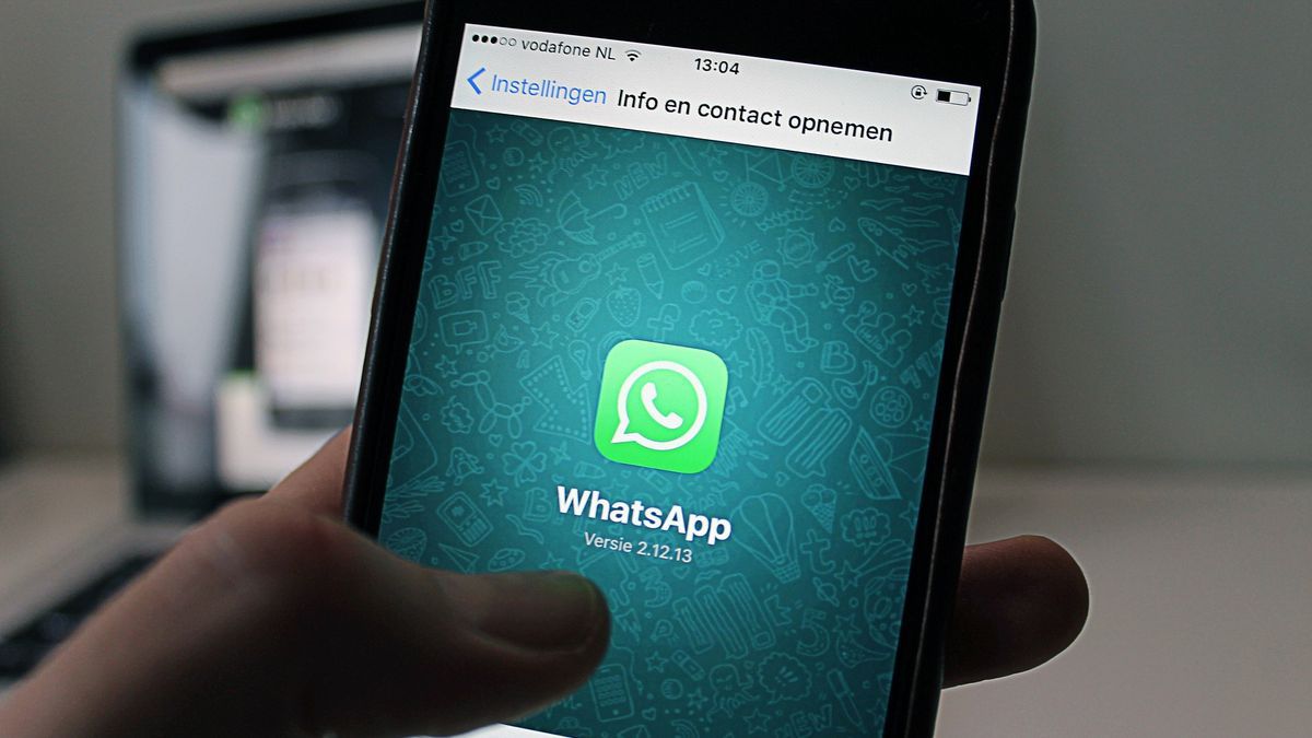 El hombre mandó al joven cientos de mensajes amenazantes por WhatsApp.