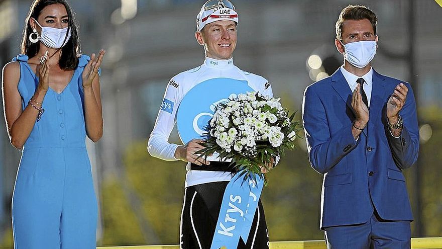 Pogacar, en el podio final del reciente Tour con el maillot blanco de mejor joven. | FOTO: EFE