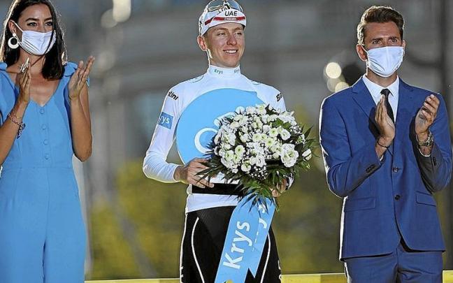 Pogacar, en el podio final del reciente Tour con el maillot blanco de mejor joven. | FOTO: EFE Pogacar, en el podio final del reciente Tour con el maillot blanco de mejor joven. | FOTO: EFE