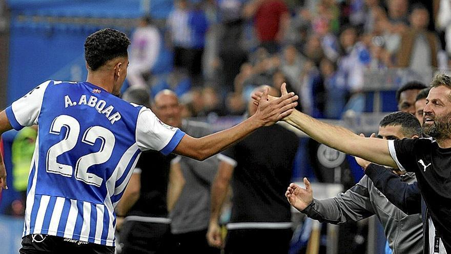 Abdel Abqar celebra con Álvaro Sevilla, jefe de utillería, su gol en Mendizorroza frente al Real Oviedo. | FOTO: ALEX LARRETXI