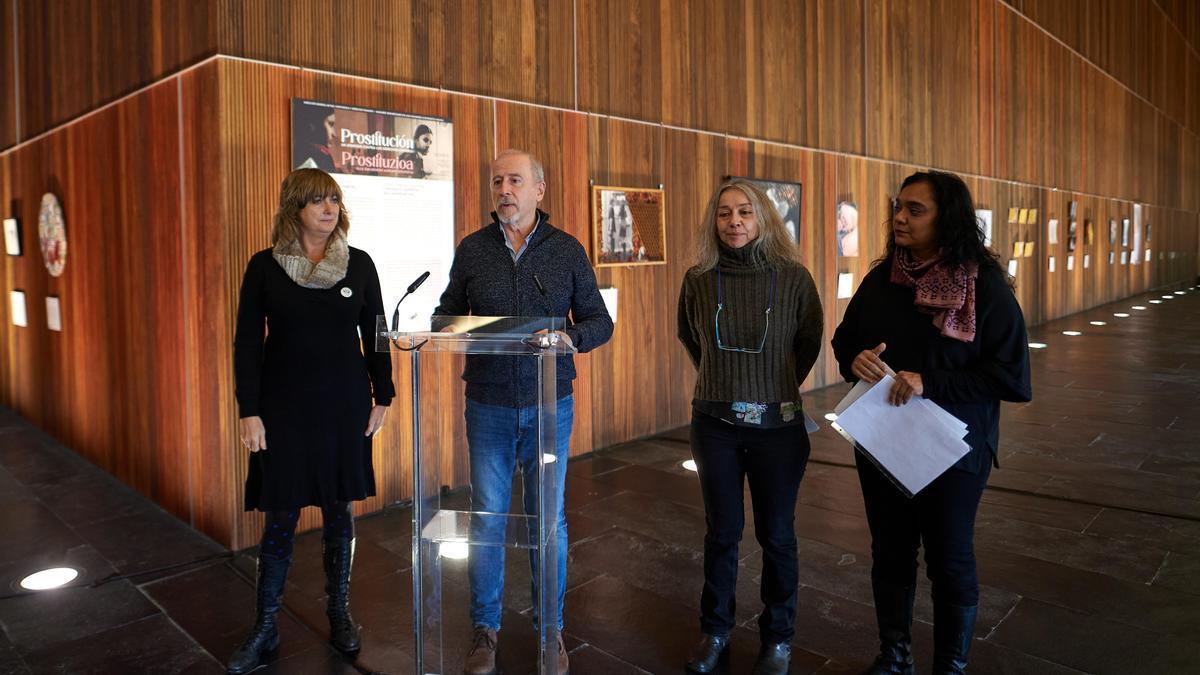 La consejera de Relaciones Ciudadanas, Ana Ollo, junto a organizadores y comisarias de la exposición en la presentación.