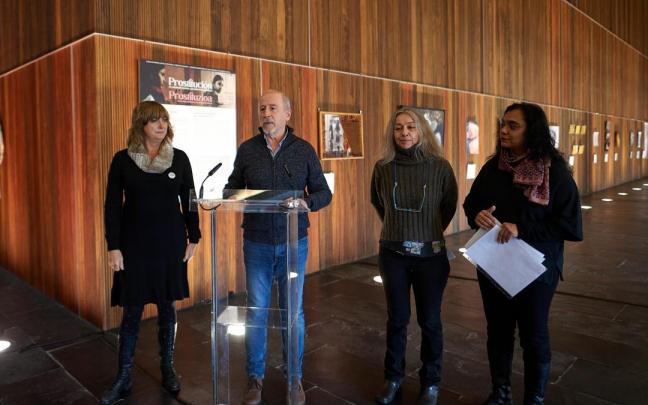 La consejera de Relaciones Ciudadanas, Ana Ollo, junto a organizadores y comisarias de la exposición en la presentación.