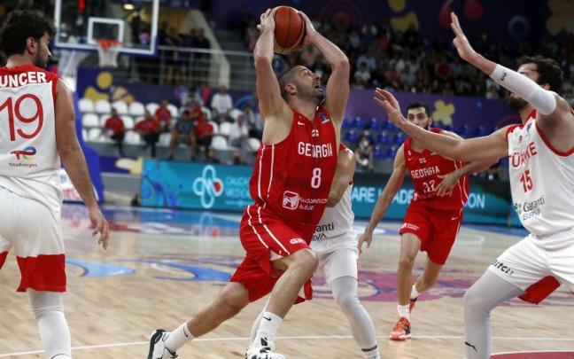 Una jugada del partido entre Turquía y Georgia. Una jugada del partido entre Turquía y Georgia.