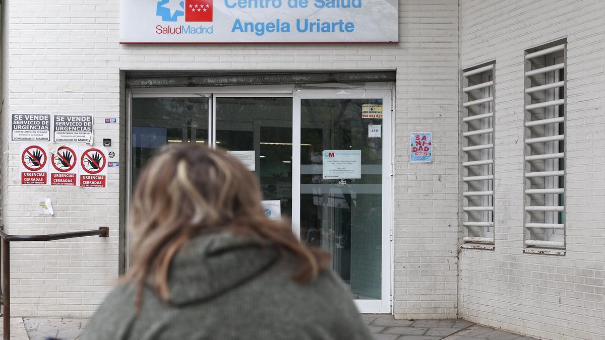 Una mujer llega a un centro de salud en Madrid.