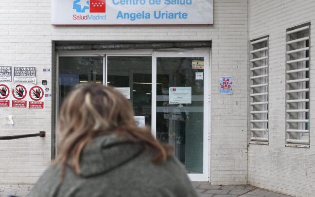 Una mujer llega a un centro de salud en Madrid.