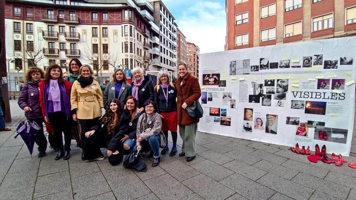 Amaia del Campo, autoridades locales y representantes del tejido comercial y hostelero, con las creadoras de la nueva obra.