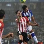 Zubimendi y Vencedor pugnan por un balón aéreo durante el último derbi en Anoeta (octubre de 2021). Zubimendi y Vencedor pugnan por un balón aéreo durante el último derbi en Anoeta (octubre de 2021).