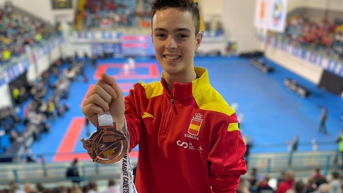 Adrián Ocio posa con la medalla de bronce conquistada en el Europeo júnior