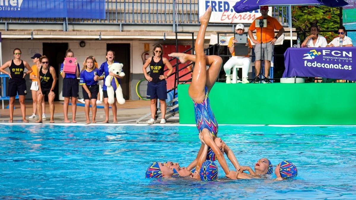 Uno de los equipos de sincronizada realizando un ejercicio.