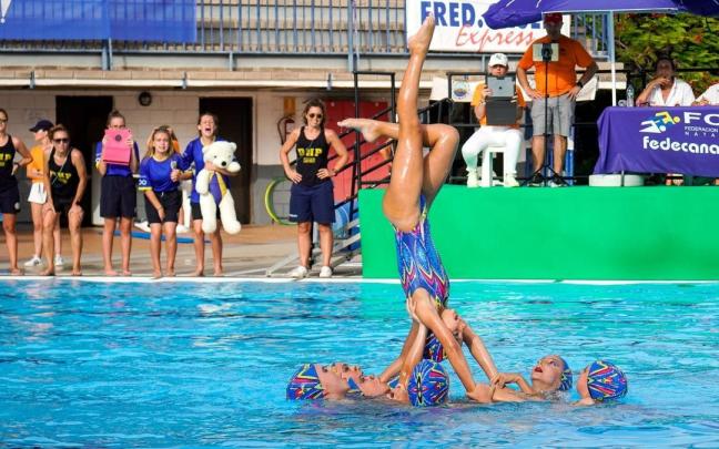 Uno de los equipos de sincronizada realizando un ejercicio. Uno de los equipos de sincronizada realizando un ejercicio.