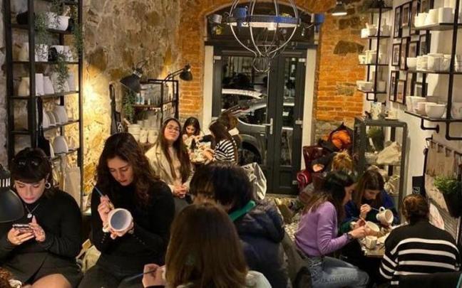 El local ofrece la oportunidad de disfrutar de la cerámica y la pintura en un espacio acogedor.