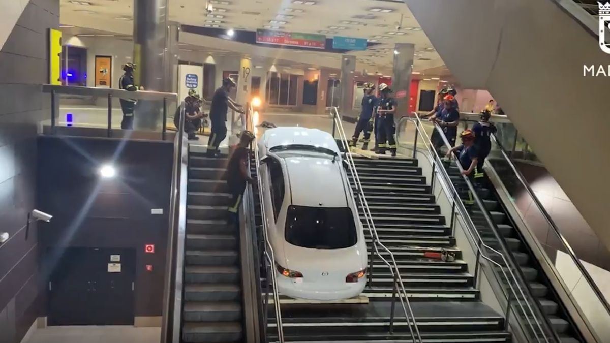 Roba un coche y lo empotra en una escalera de un intercambiador de Madrid