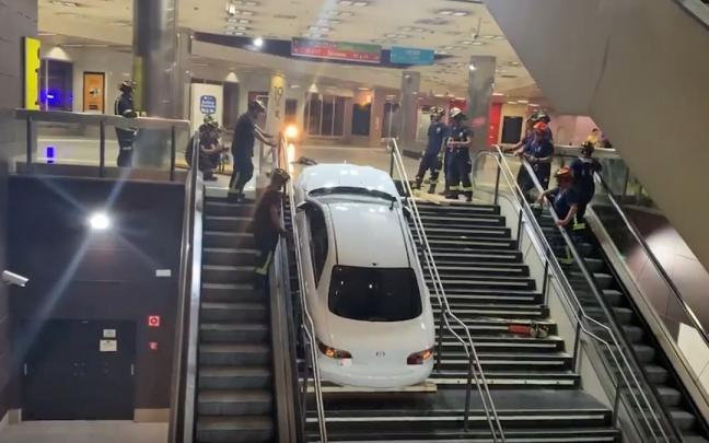 Roba un coche y lo empotra en una escalera de un intercambiador de Madrid