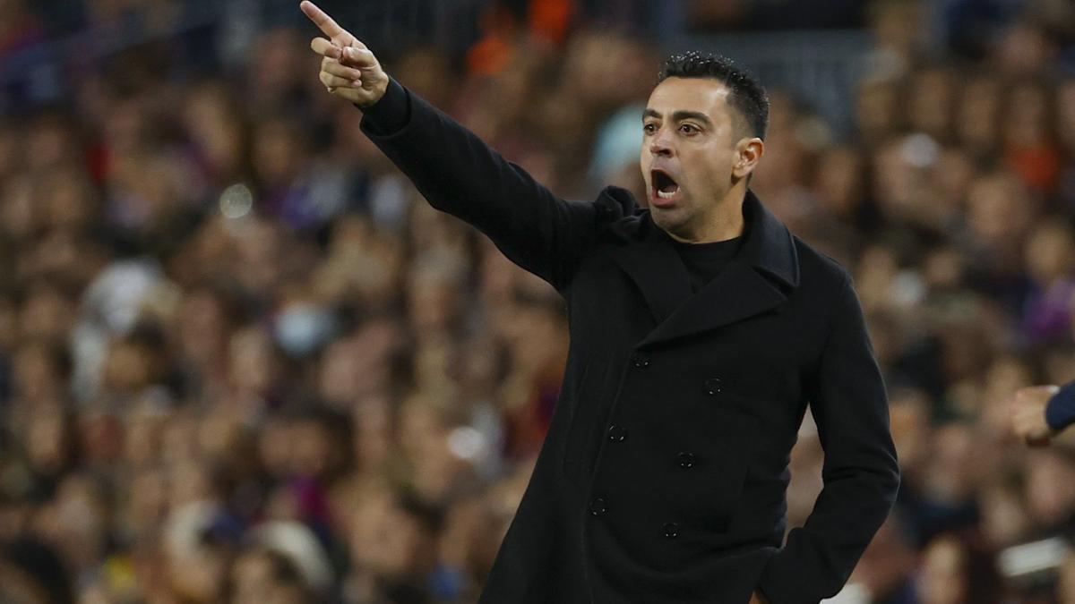 Xavi da indicaciones a sus jugadores durante el partido contra el Almería.