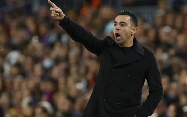 Xavi da indicaciones a sus jugadores durante el partido contra el Almería. Xavi da indicaciones a sus jugadores durante el partido contra el Almería.