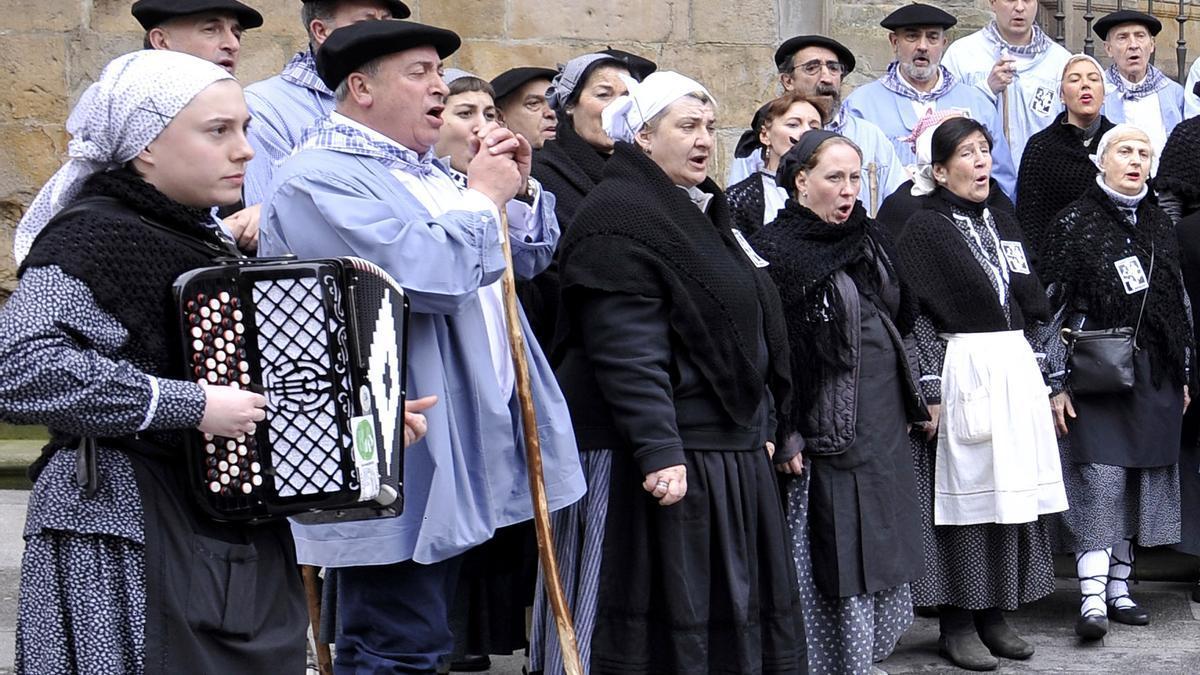 Patxo Iturrate kantaria, Arratiako Santa Ageda koruarekin