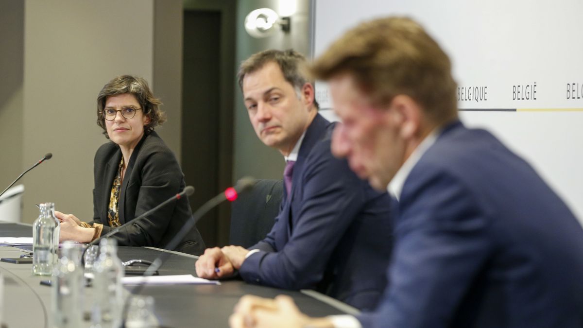 Tinne Van der Straeten, junto a Alexander De Croo y Chris Peeters en una conferencia