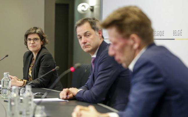 Tinne Van der Straeten, junto a Alexander De Croo y Chris Peeters en una conferencia