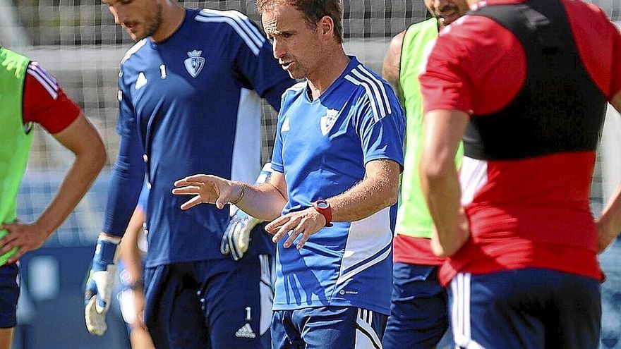 Jagoba Arrasate dando una charla técnica en el entrenamiento de ayer por la mañana.