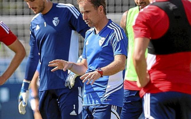 Jagoba Arrasate dando una charla t&eacute;cnica en el entrenamiento de ayer por la ma&ntilde;ana.
