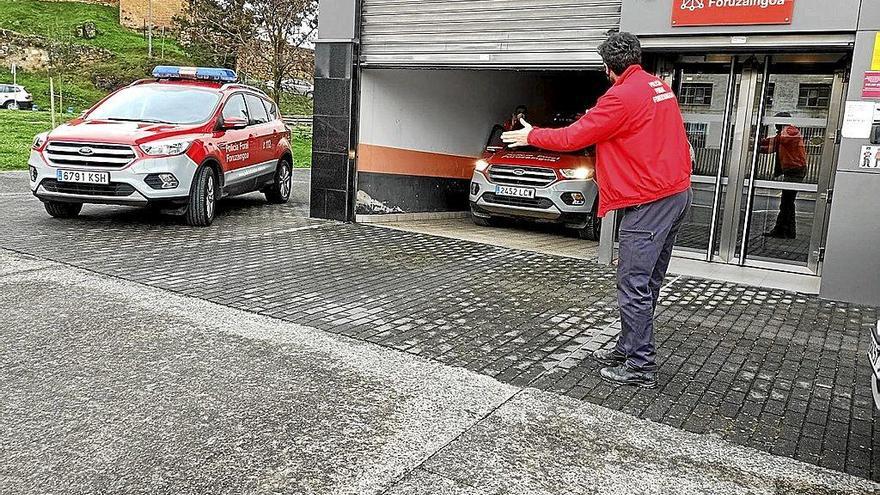 Un coche de la Policía Foral abandona ayer los juzgados de Estella-Lizarra.