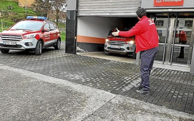Un coche de la Policía Foral abandona ayer los juzgados de Estella-Lizarra. Un coche de la Policía Foral abandona ayer los juzgados de Estella-Lizarra.