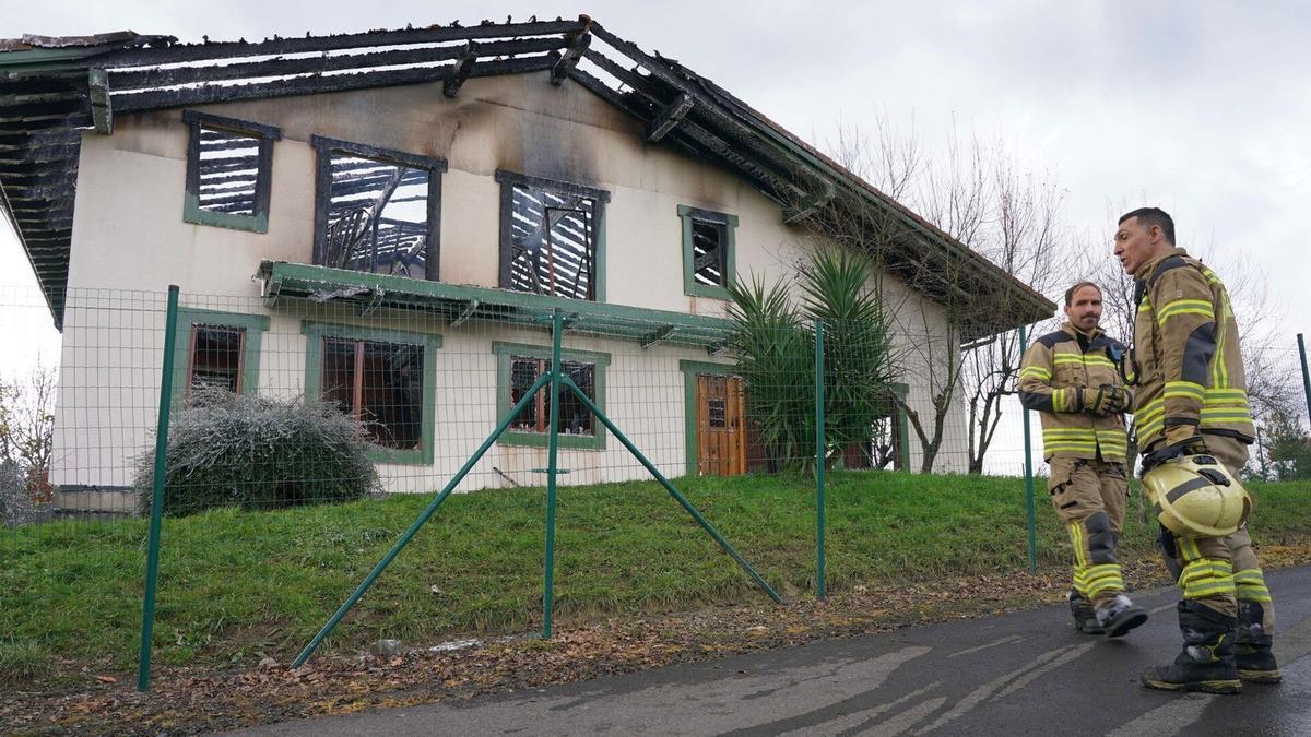 El caserío de Mungia quedó calcinado.