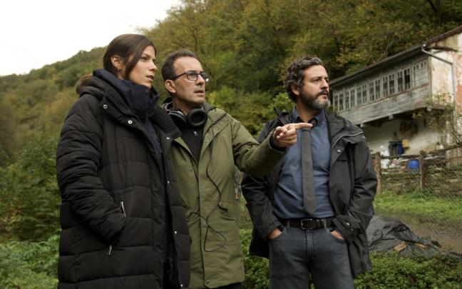 Patxi Amezcua, en el centro, junto a Isak Férriz e Iria del Río, protagonistas de 'Infiesto'.
