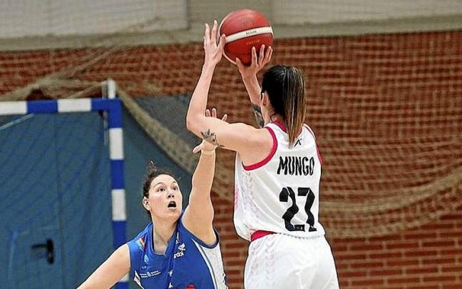 Diana Cabrera, defendiendo a una rival.