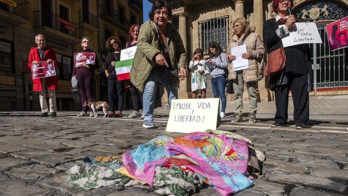 Concentración de apoyo a las mujeres de Irán en Pamplona