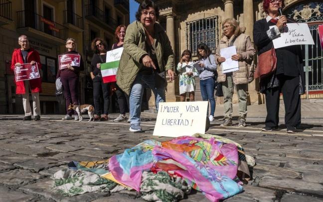 Concentraci&oacute;n de apoyo a las mujeres de Ir&aacute;n en Pamplona