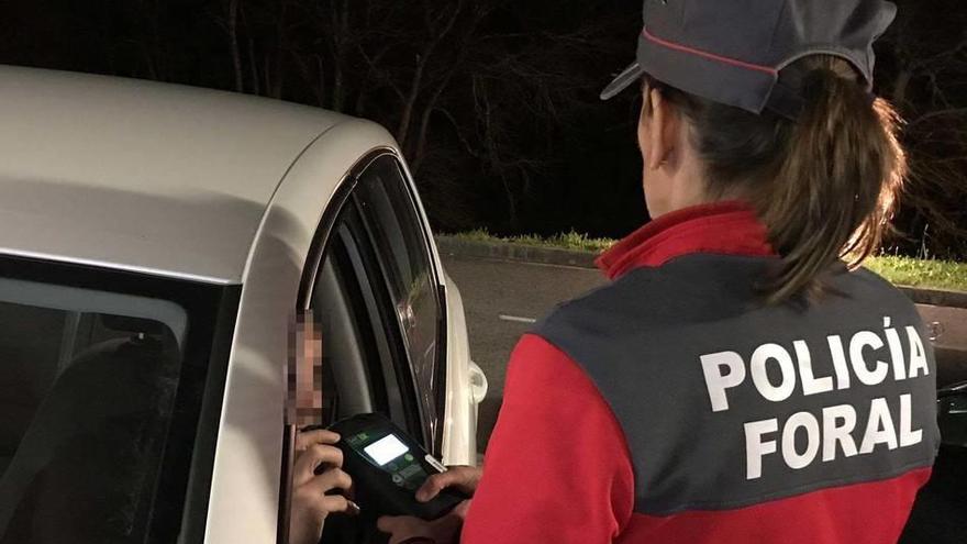 Una agente de Policía Foral realizando el control de alcoholemia.