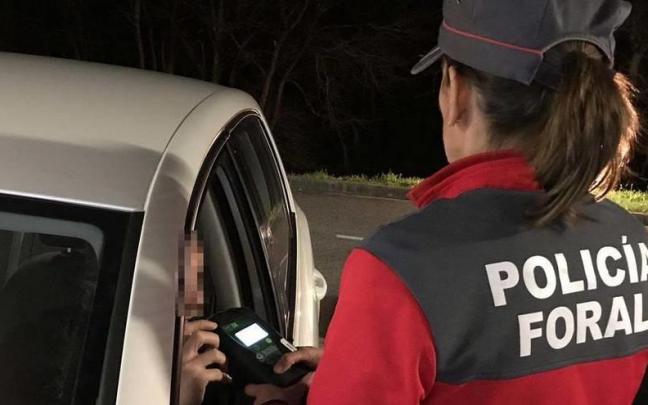 Una agente de Policía Foral realizando el control de alcoholemia.