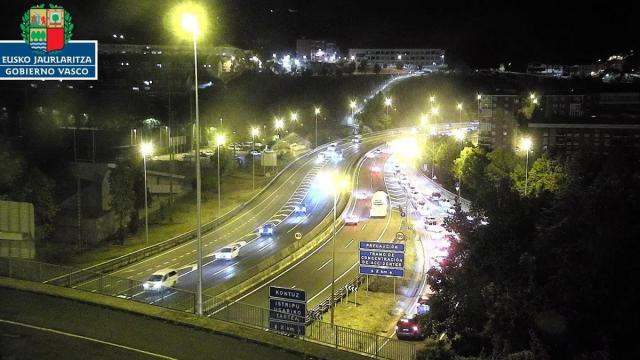 Retenciones en la A-8 en Bilbao por un vehículo averiado Retenciones en la A-8 en Bilbao por un vehículo averiado