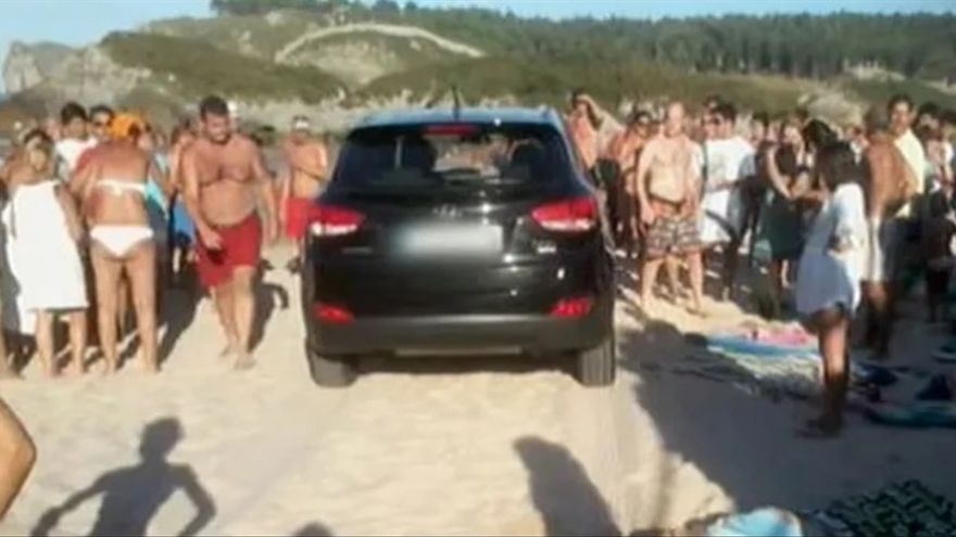 El coche alquilado por Carmen Lomana, hace unos años en una playa asturiana.